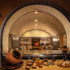 Cocina mexicana tradicional con ingredientes auténticos como maíz, chiles, jitomates y hierbas frescas. Aprenden técnicas ancestrales y contemporáneas para dominar la gastronomía de México.