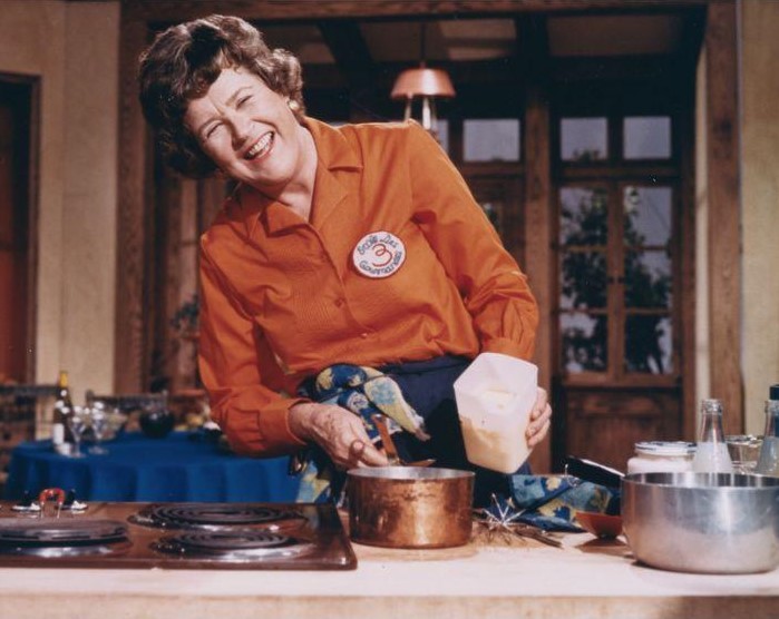 Julia Child cocinando en el set de The French Chef, programa pionero de la televisión estadounidense