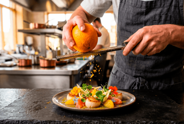Chef aplicando técnicas de cocina con cítricos en Ambrosía Centro Culinario CDMX