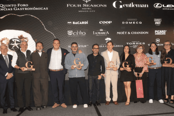 Ganadores de los Premios Gentleman Gourmet 2026 posan con sus trofeos en el Four Seasons Hotel Mexico City.